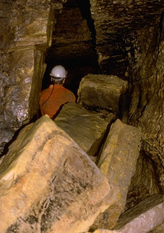 Erdmannshöhle (cave): Unterer Bachgang, Sarghalle; lower streamway, hall of coffins